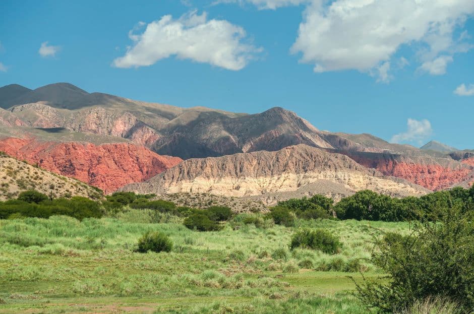 Paisaje de montaña con hierba verde, en el chat de Piribebuy