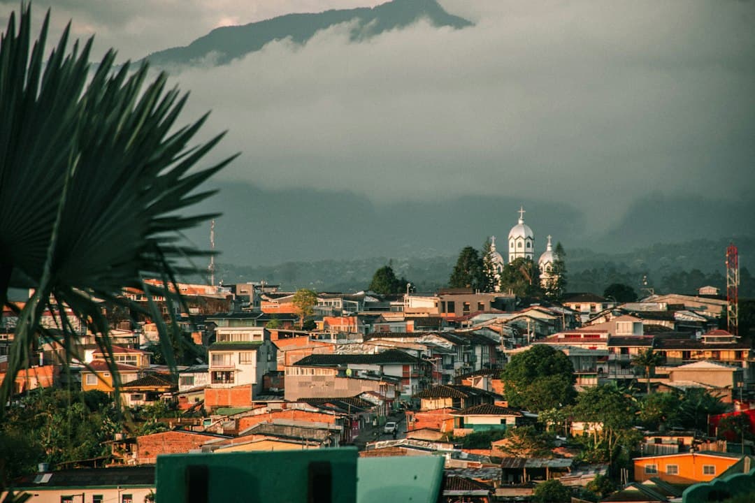 Vista de una ciudad con una montaña al fondo, en el chat de La Unión