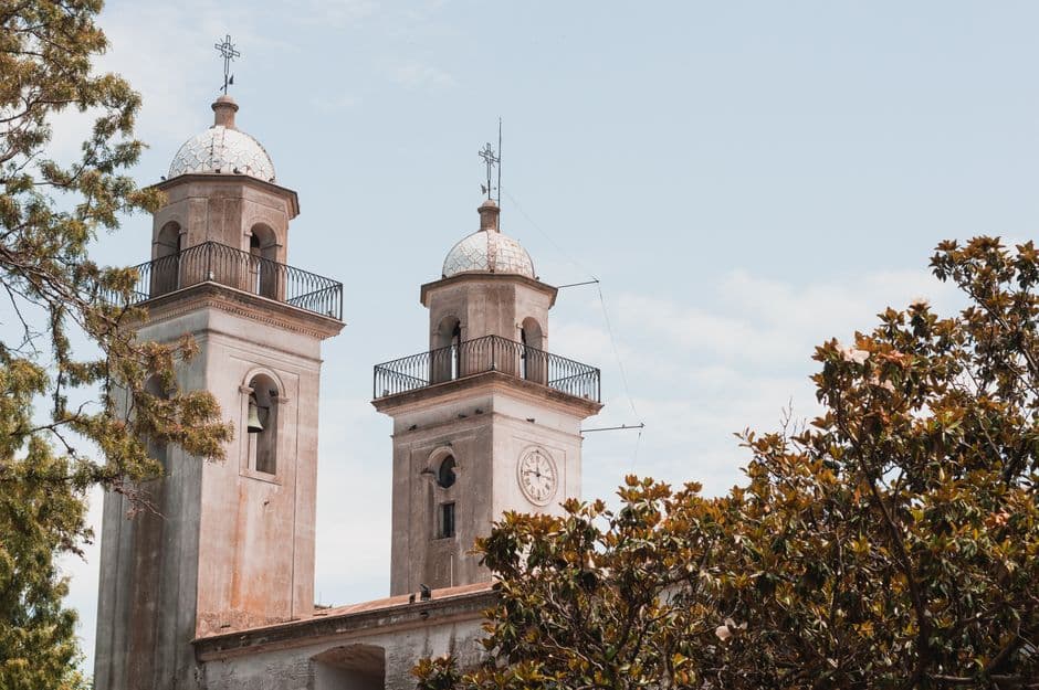 Edificio de hormigón blanco, en el chat de Colonia Caroya