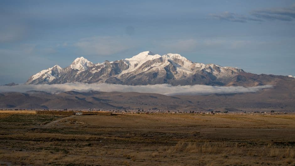 Montaña nevada en La Paz, Bolivia, en el chat de Patacamaya