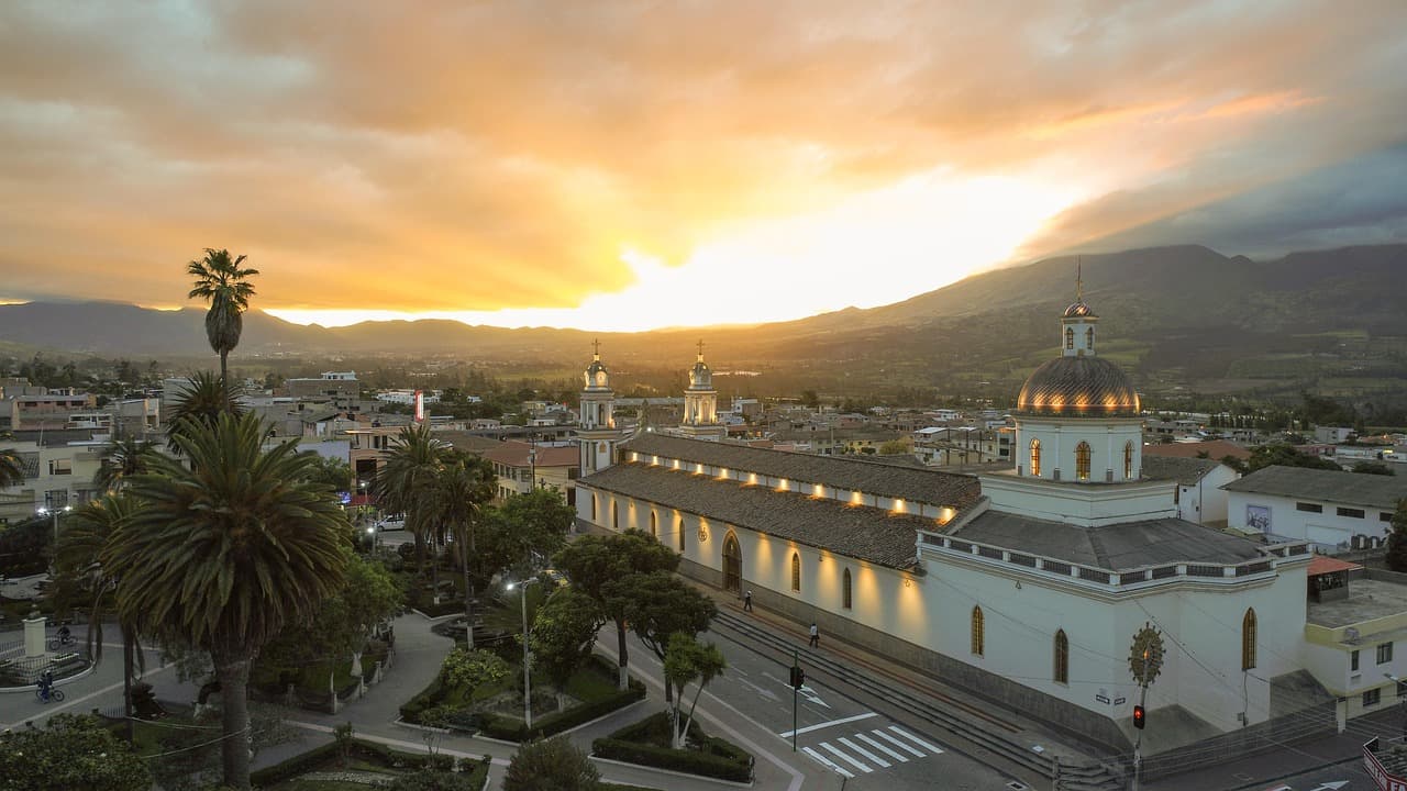 Vista de Atuntaqui con montañas al fondo en Ecuador, en el chat de Atuntaqui