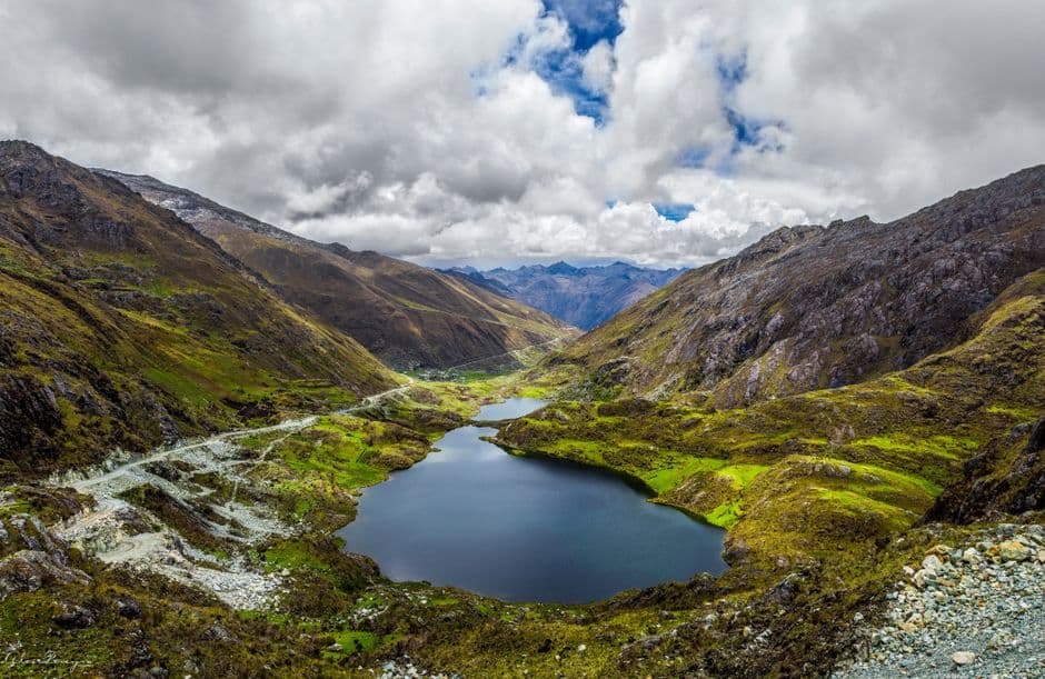 Lago de montaña rodeado de cumbres, en el chat de Yanacancha