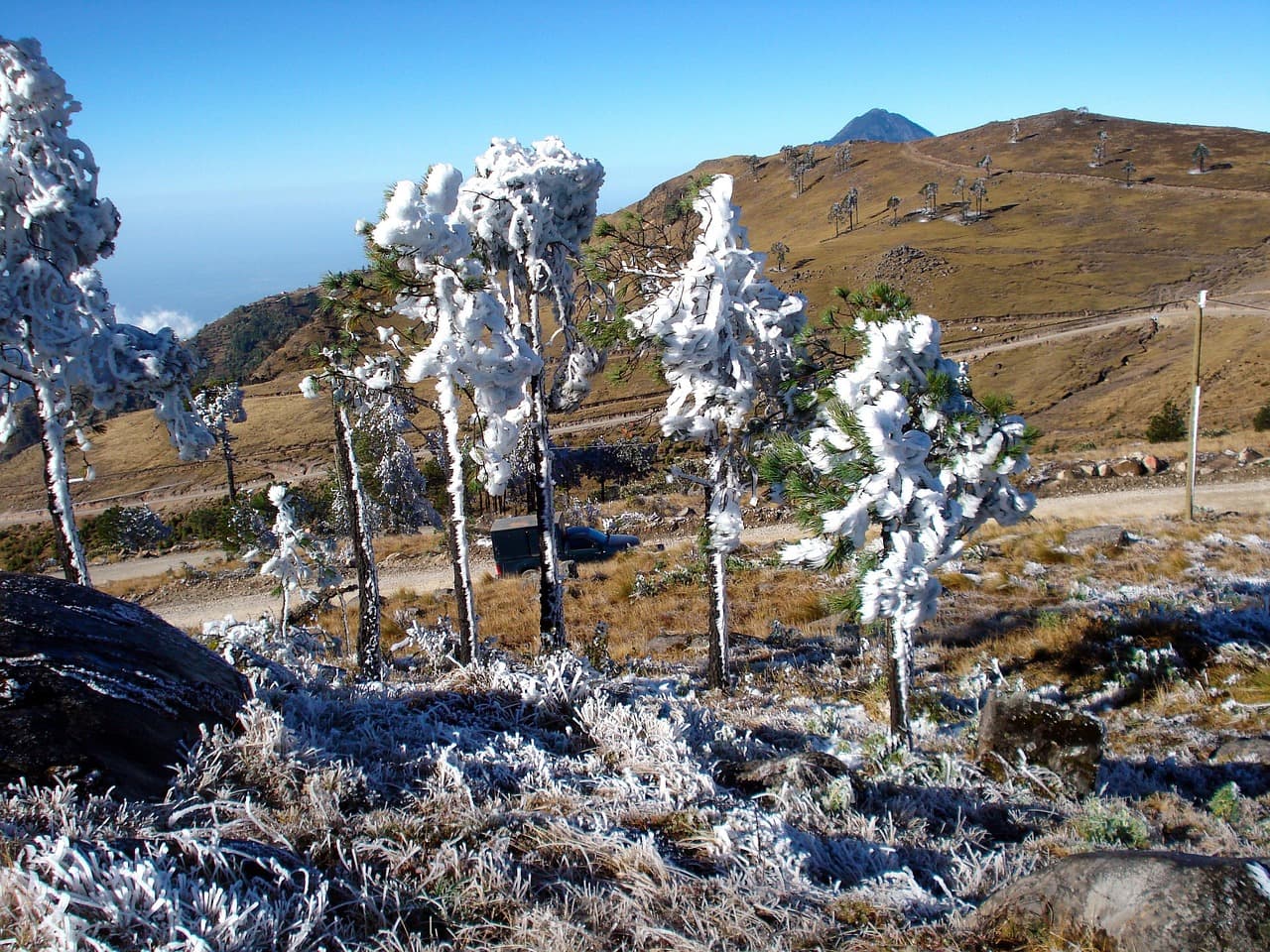 Paisaje de montaña cubierto de escarcha en Guatemala, en el chat de Ixchiguán