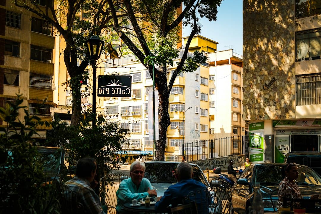Grupo de gente alrededor de una mesa en una calle, en el chat de Montalbán