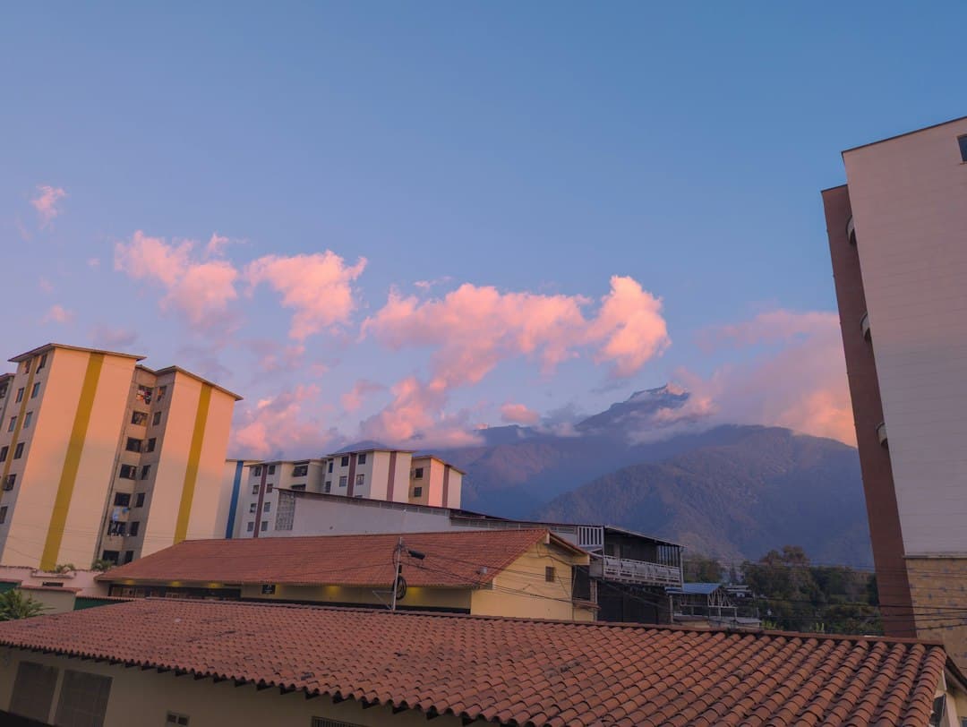 Vista de una ciudad con montañas al fondo, en el chat de Obispo Ramos de Lora