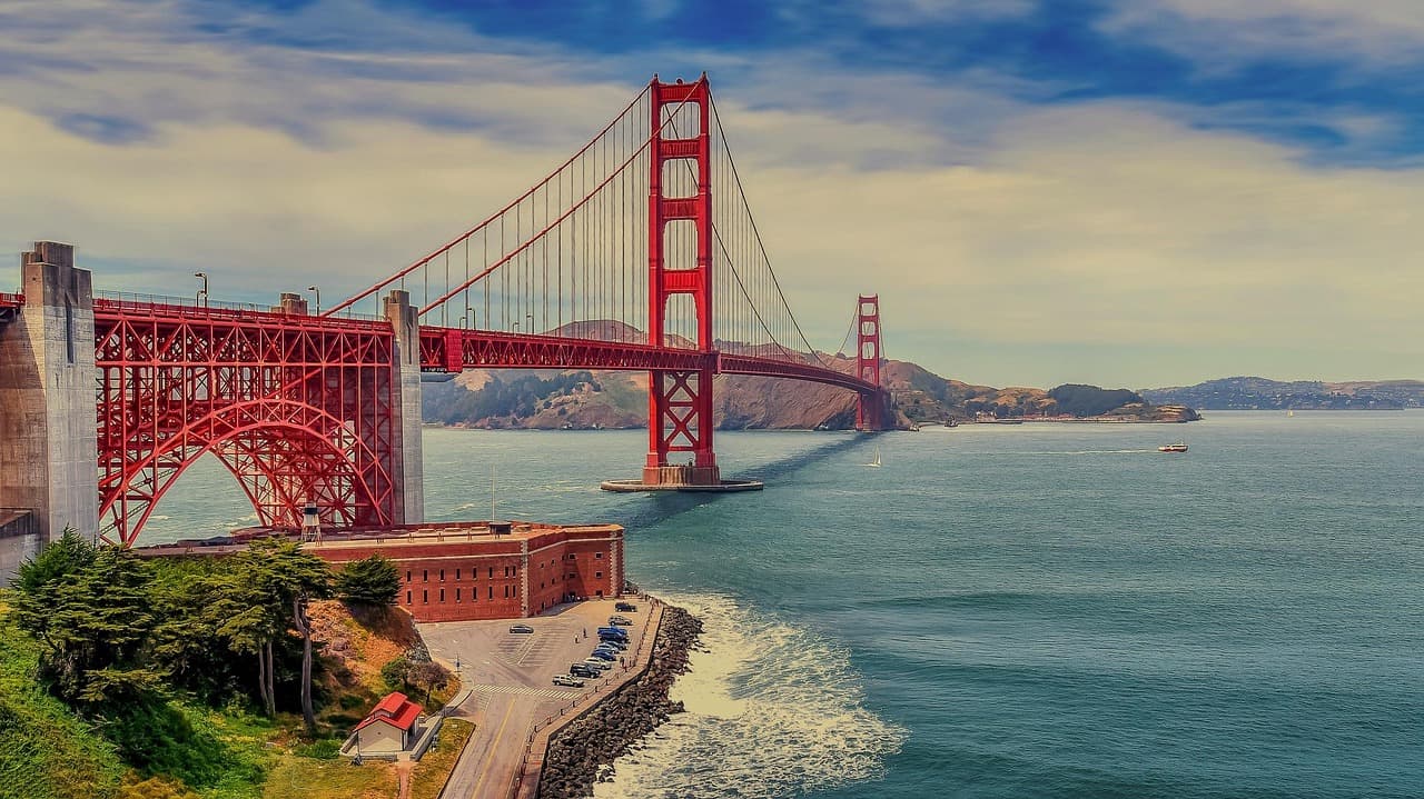 Puente colgante rojo sobre una bahía, en el chat de San Francisco Zapotitlán