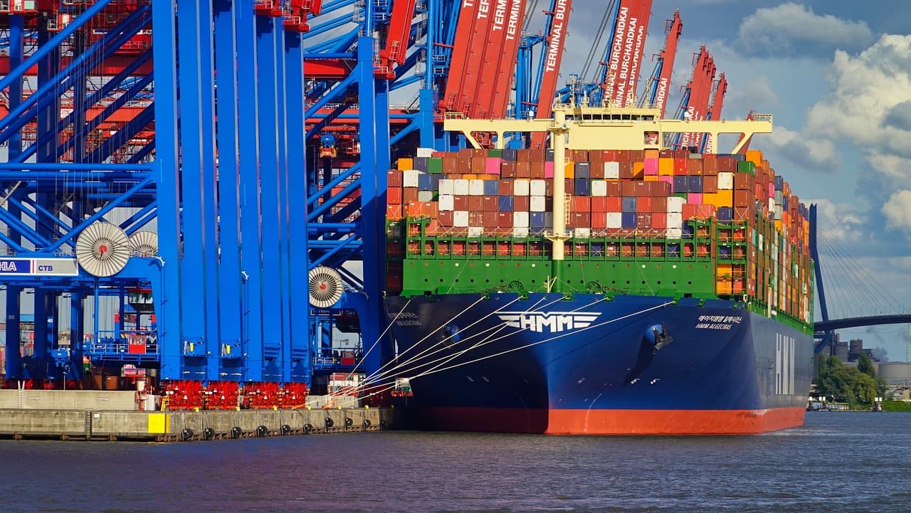 Contenedores apilados en una terminal portuaria, en el chat de Algeciras