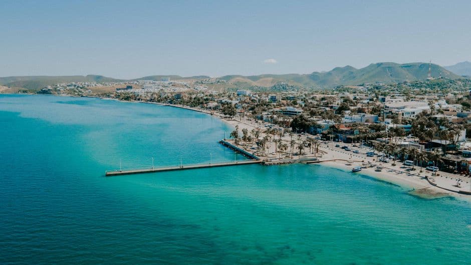 Pueblo en una costa tropical, en el chat de Monte Cristi
