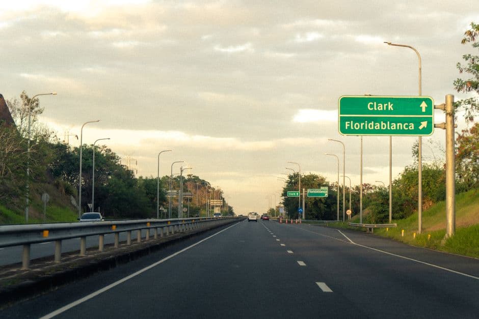 Carretera con señalización y letreros, en la sala de chat de Floridablanca