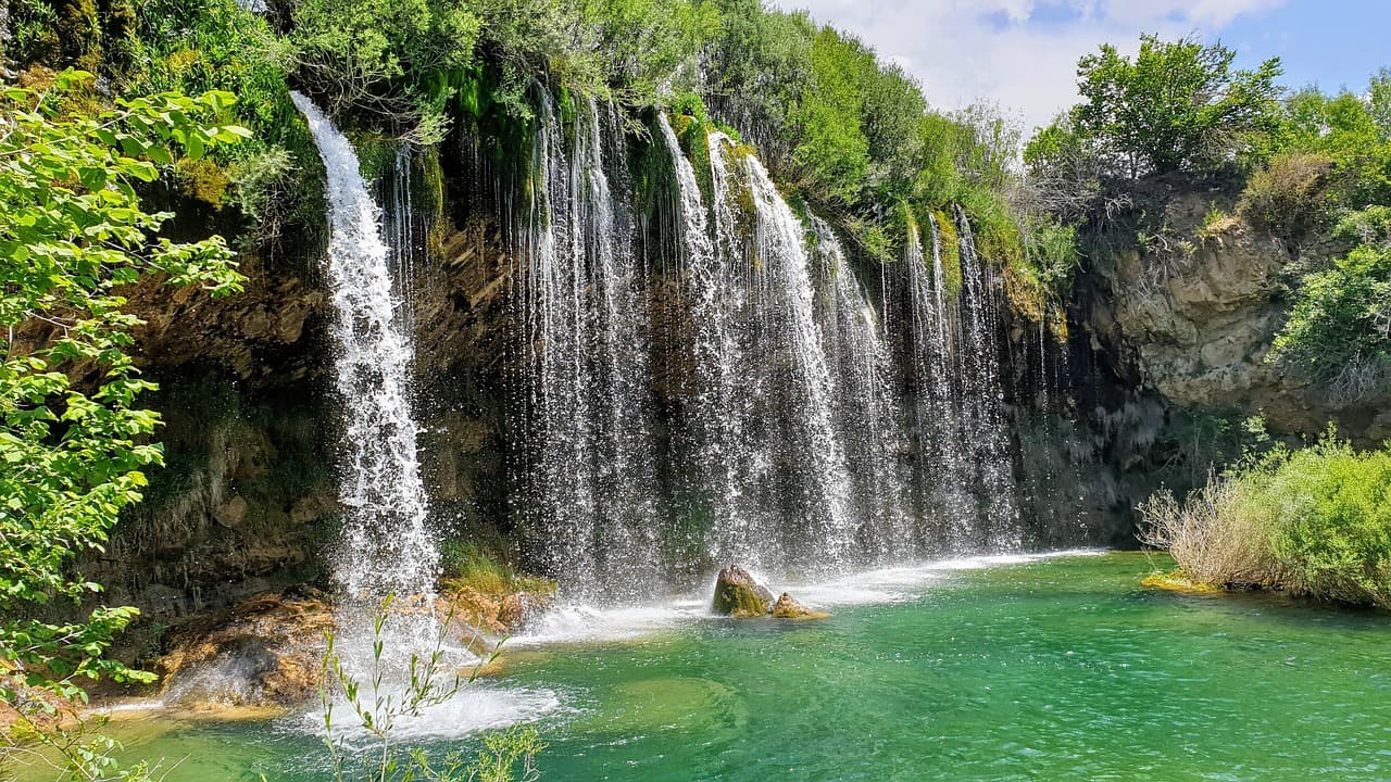 Cascada que cae entre piedras, en el chat de Arroyo Seco