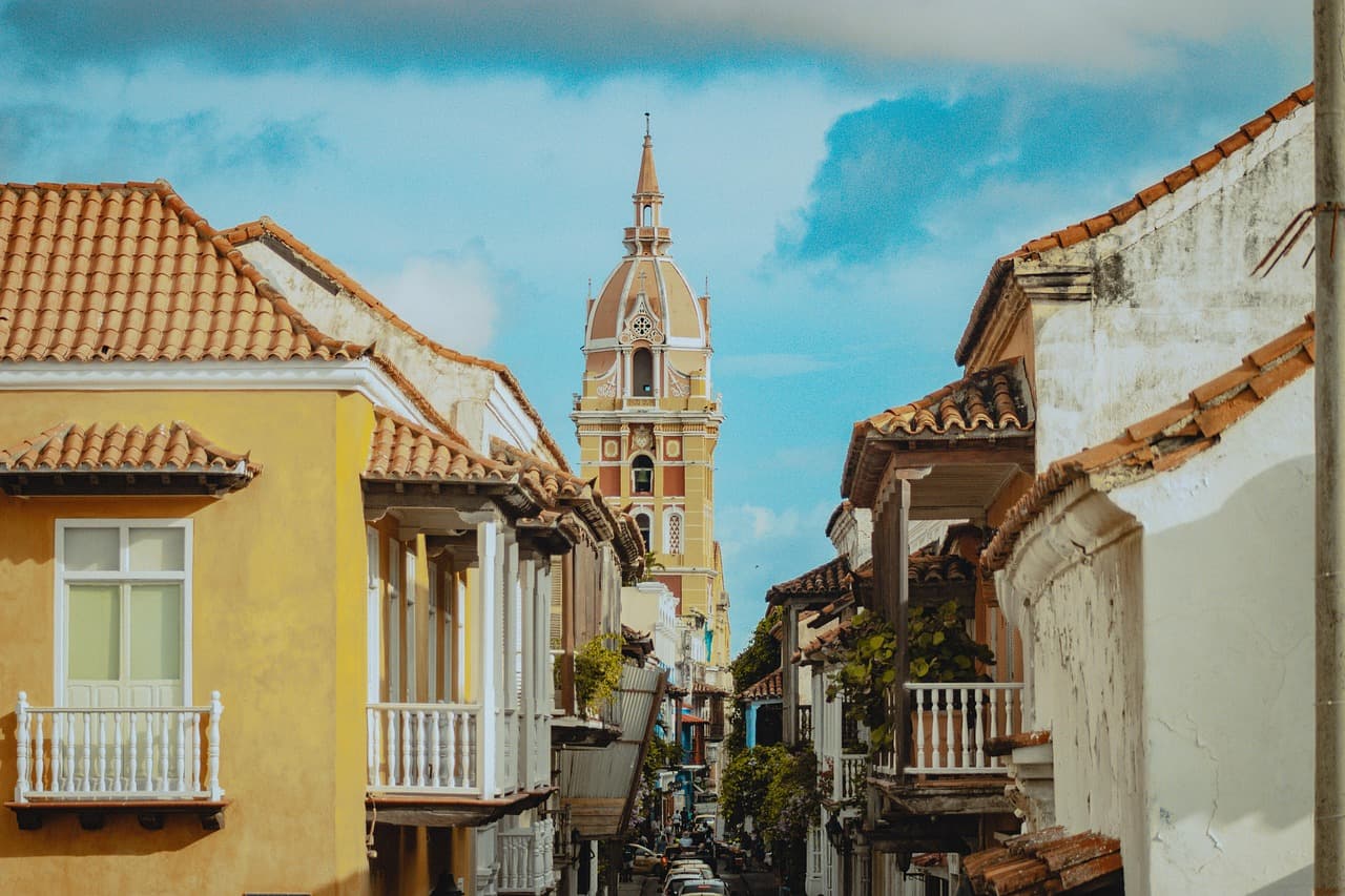 Calle con balcones en las fachadas de las casas, en el chat de Calamar