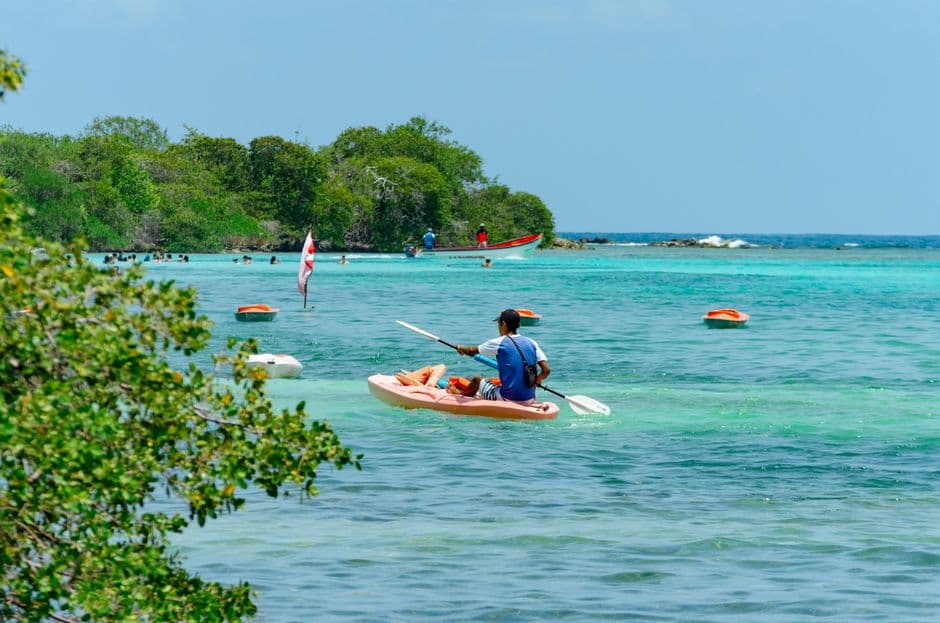Kayaks sobre el agua del mar, en el chat de Las Yayas de Viajama