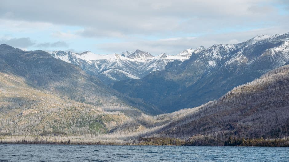 Lago con montañas al fondo, en el chat de Crespo