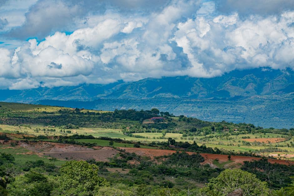Paisaje de llanuras abiertas que se pierden en el horizonte, en el chat de Cedros