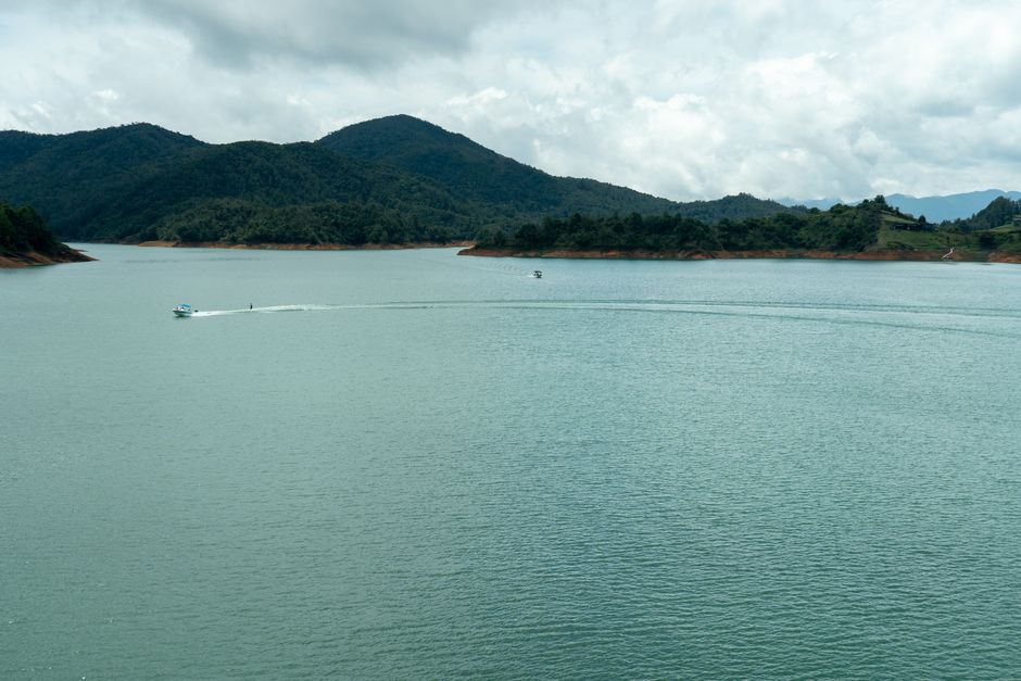 Barcas en un lago tranquilo, en la sala de chat de Itagüí