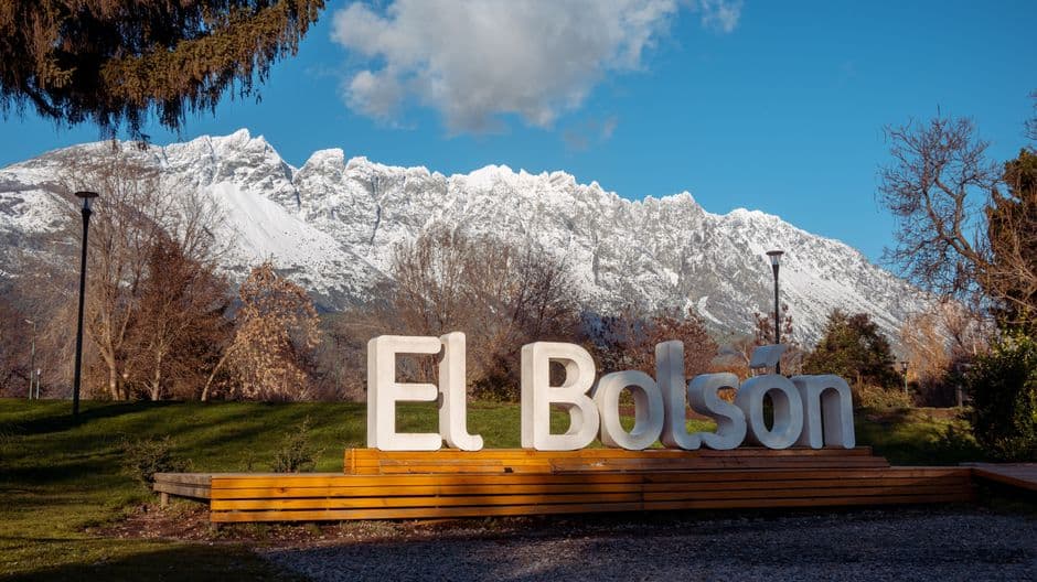 Cordillera nevada con un cartel que indica El Bolsón, en el chat de El Bolsón