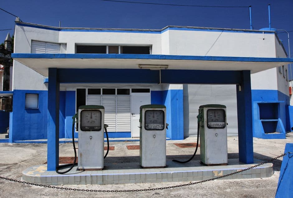 Surtidor de combustible en una vieja gasolinera, en el chat de Nueva Paz