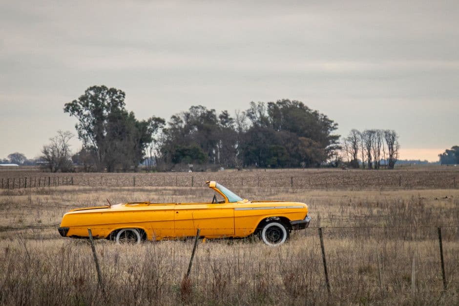 Coche amarillo en un paisaje rural de Argentina, en el chat de Coronel Pringles