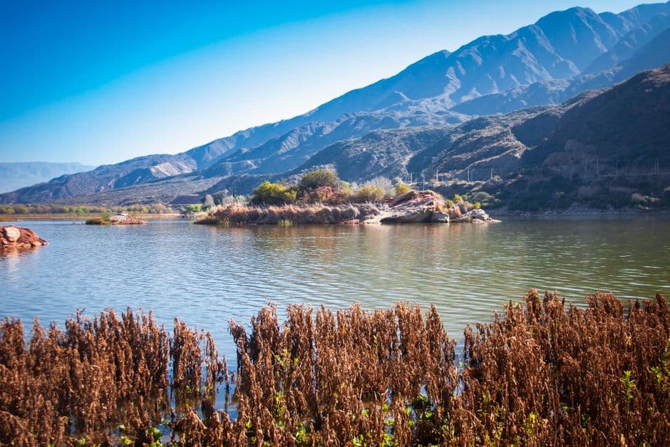Río que corre junto a una montaña, en el chat de Rincón de Los Sauces
