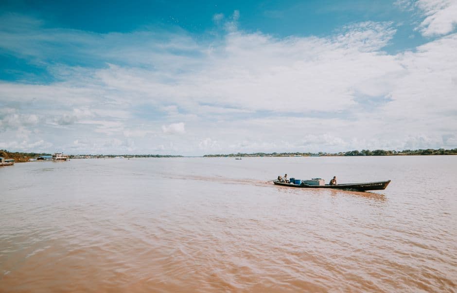 Barca en un río, en el chat de Bagua