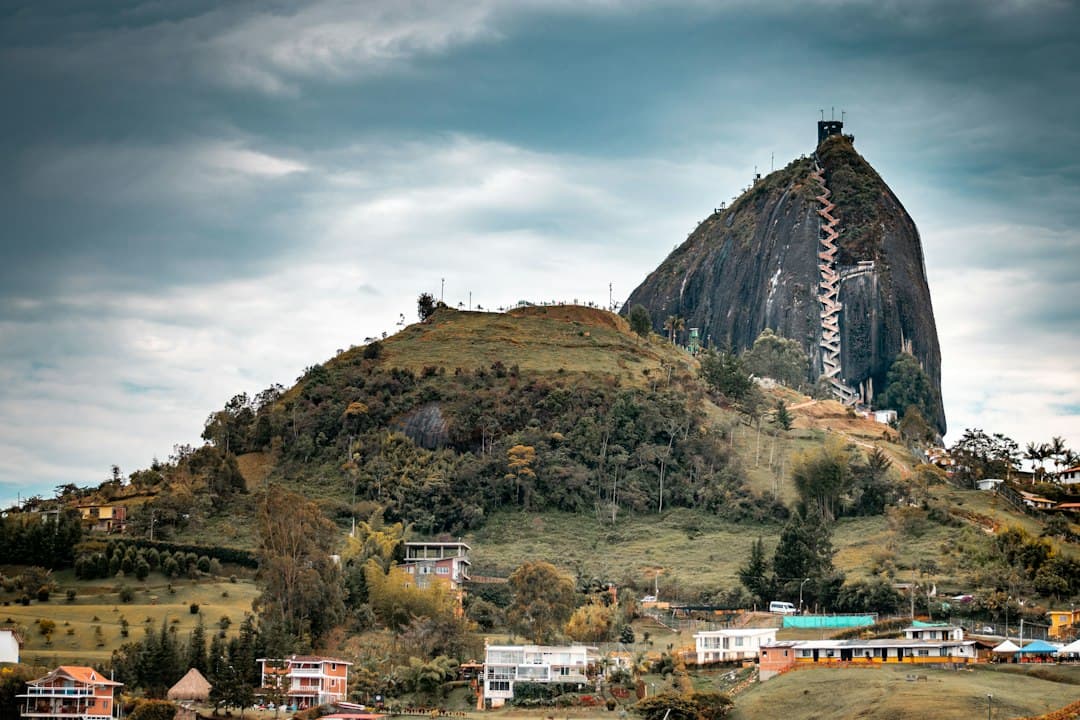 Montaña verde y parda bajo un cielo nublado de día, en el chat de Donmatías
