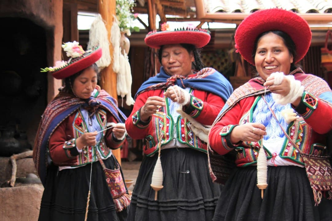 Mujer con vestido azul y rojo y sombrero rojo y blanco, en el chat de Elías Soplín Vargas