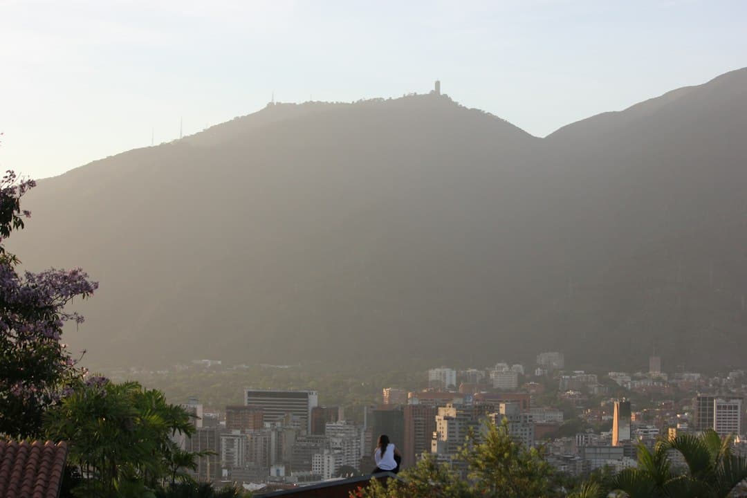 Persona con chaqueta azul en la cima de una montaña, en el chat de Sosa