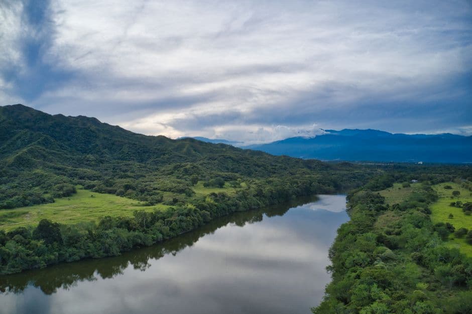 Vista de un río entre vegetación, en el chat de Rioblanco