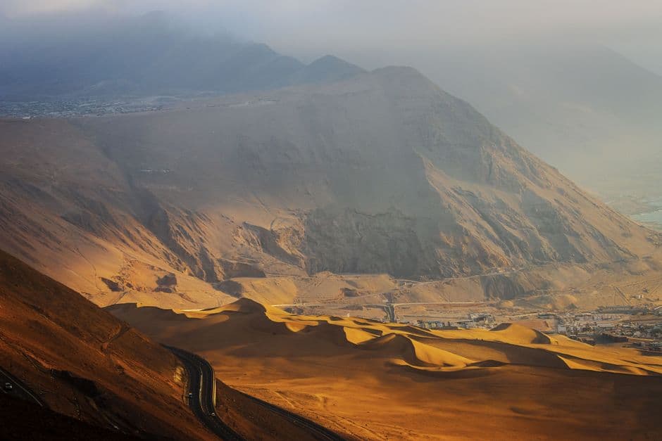Carretera al pie de un cerro en pleno desierto, en el chat de Tambogrande