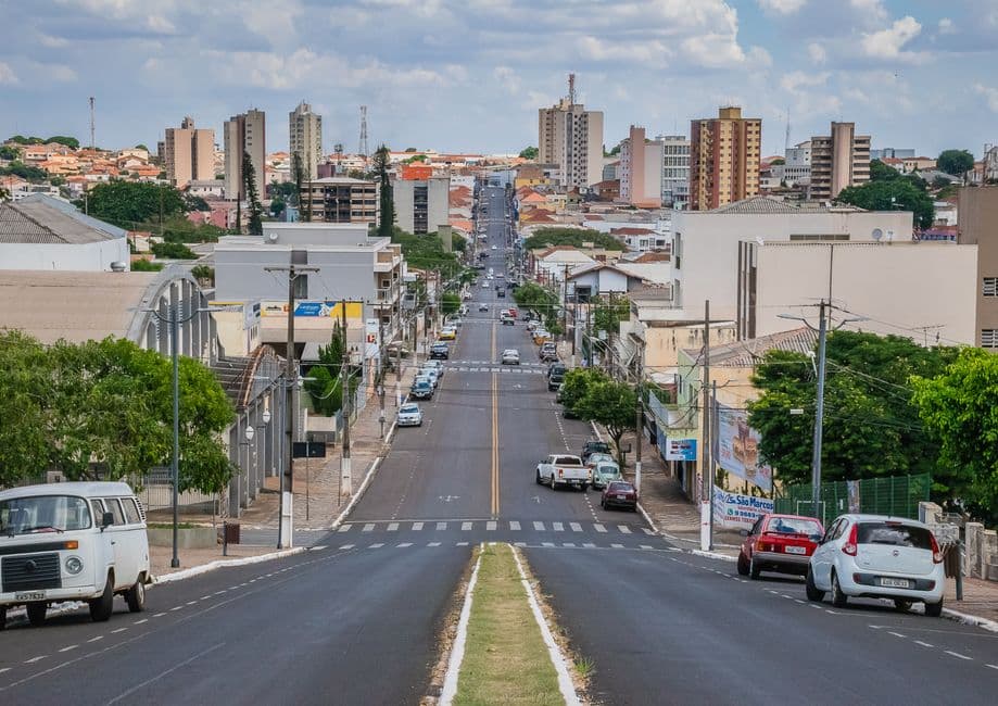 Carretera que sube por una colina de la ciudad, en el chat de Caazapá