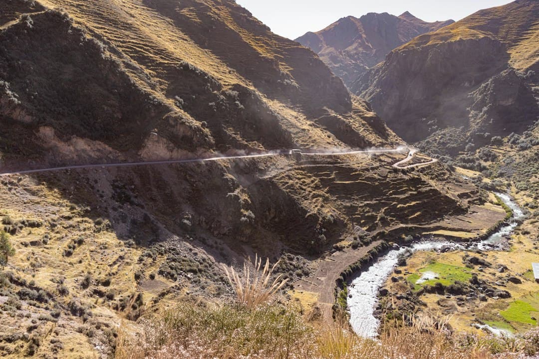 Valle de montaña atravesado por un río, en el chat de Quillabamba