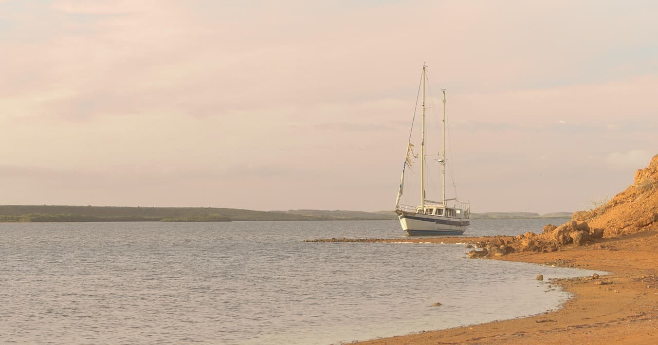 Velero frente a una playa de la costa, en el chat de Hatonuevo