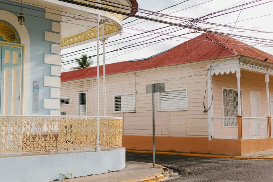 Casas en la calle de un pueblo pequeño, en el chat de Maimón
