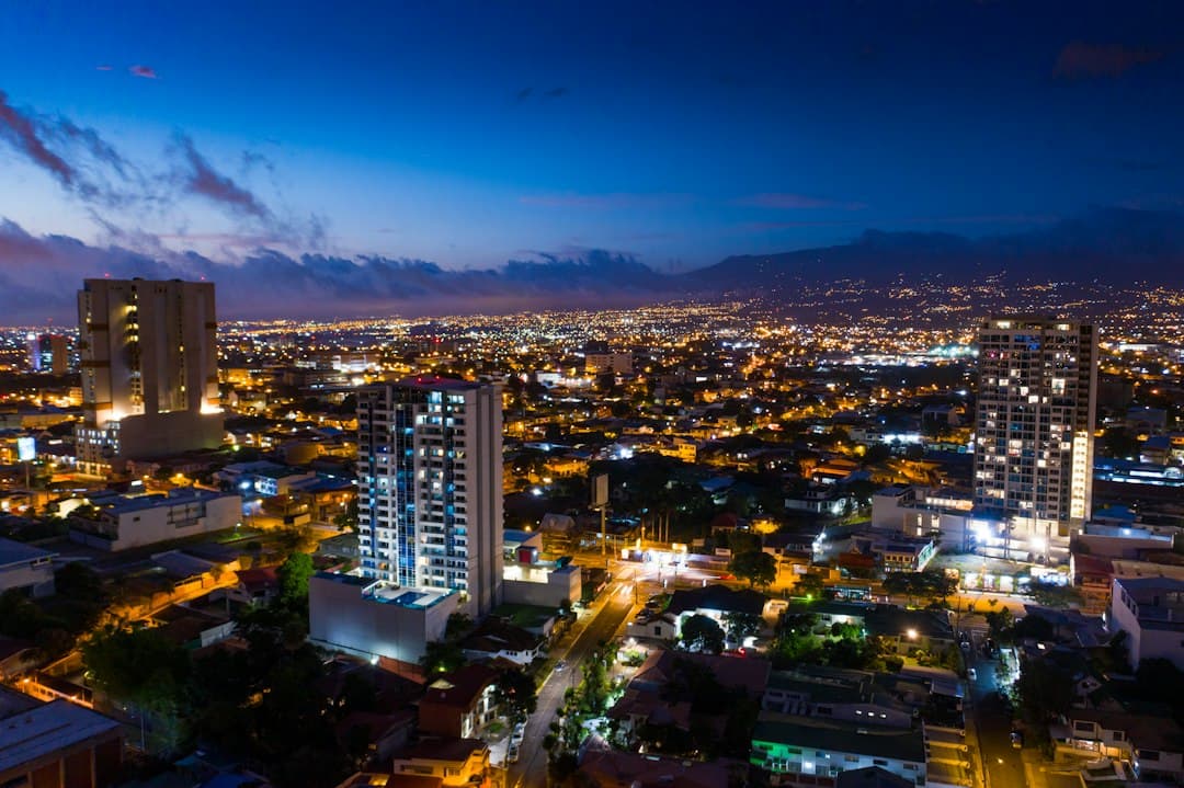 Vista nocturna de una ciudad desde lo alto de un edificio, en el chat de San Pedro