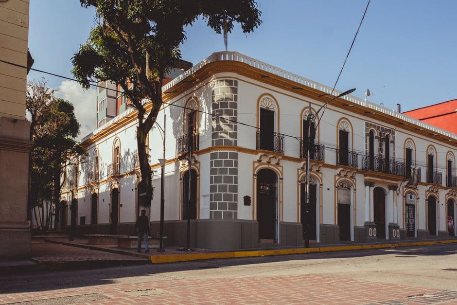 Casa señorial junto a una calle, en el chat de Ortíz