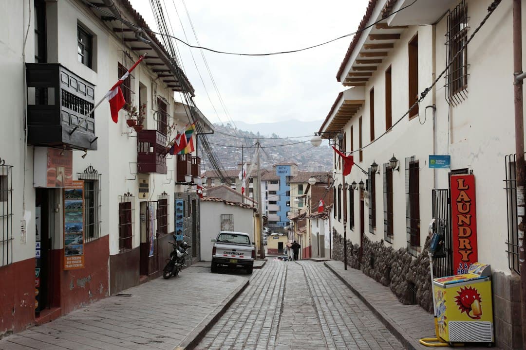Calle bordeada de edificios con el letrero de una lavandería, en el chat de Huancán