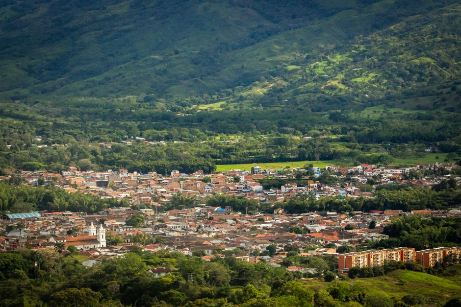 Pueblo vibrante rodeado de colinas, en la sala de chat de Tuluá