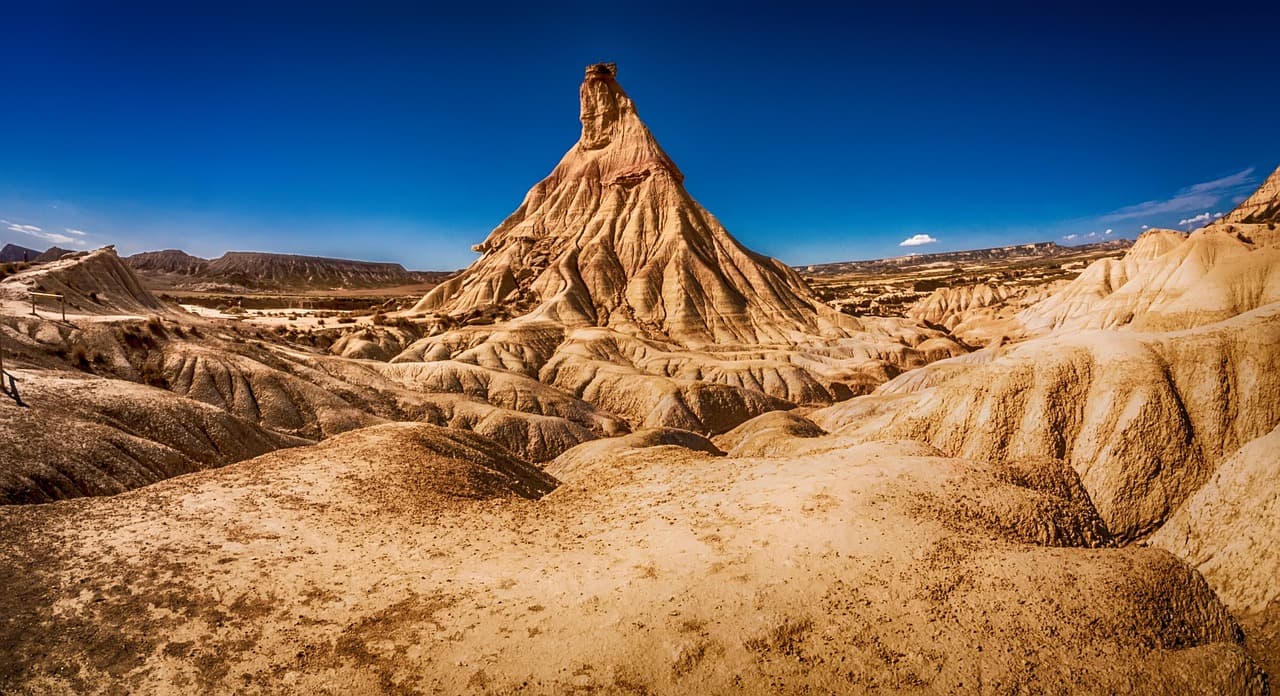 Paisaje montañoso de roca seca, en el chat de Eusebio Ayala