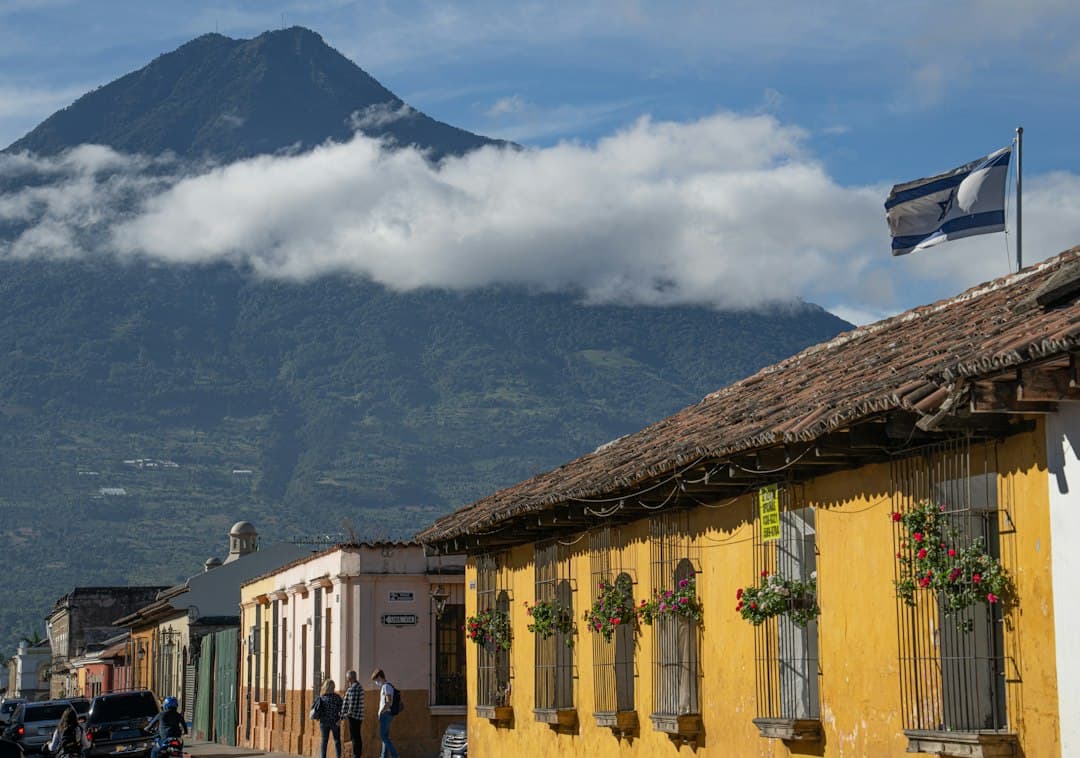 Edificio amarillo frente a una montaña al fondo, en la sala de chat de Pajapita