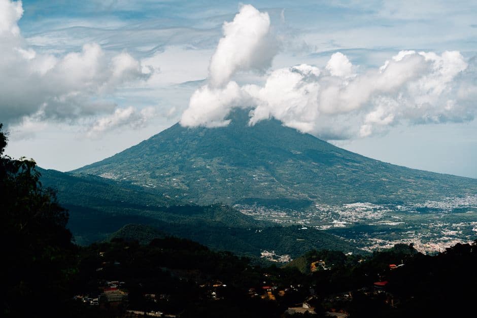 Paisaje volcánico de Guatemala con montañas al fondo, en el chat de San José Ojetenam