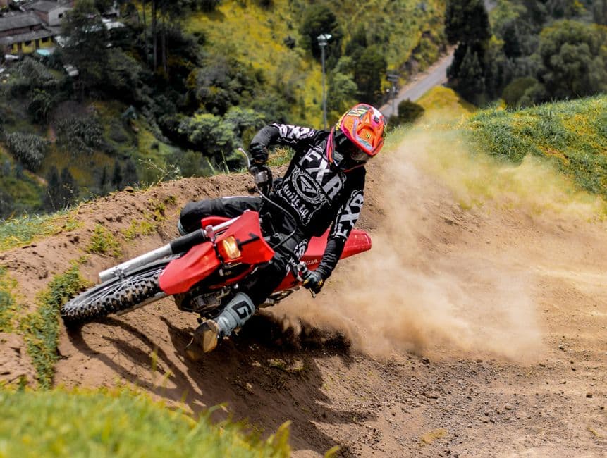 Piloto de motocross en plena carrera en Colombia, en el chat de Honda