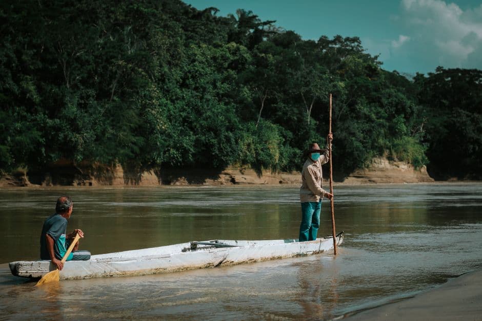 Un hombre remando una canoa por un río, en la sala de chat de Riohacha