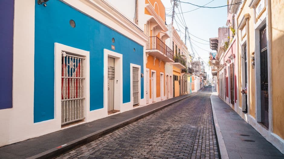 Calle en un pueblo antiguo, en el chat de Sabana Grande