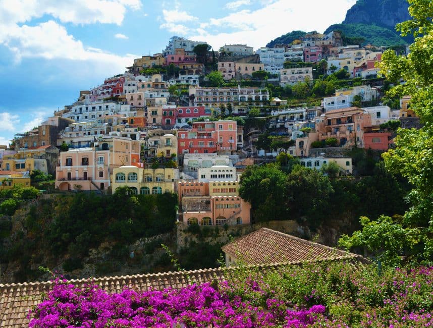 Casas de hormigón al pie de la montaña, en el chat de Amalfi