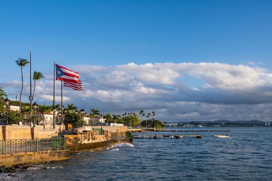 Banderas ondeando en la costa de Puerto Rico, en el chat de Barceloneta