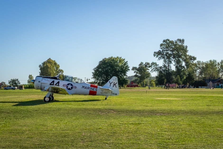 Avión antiguo en un día soleado en Argentina, en el chat de General Viamonte