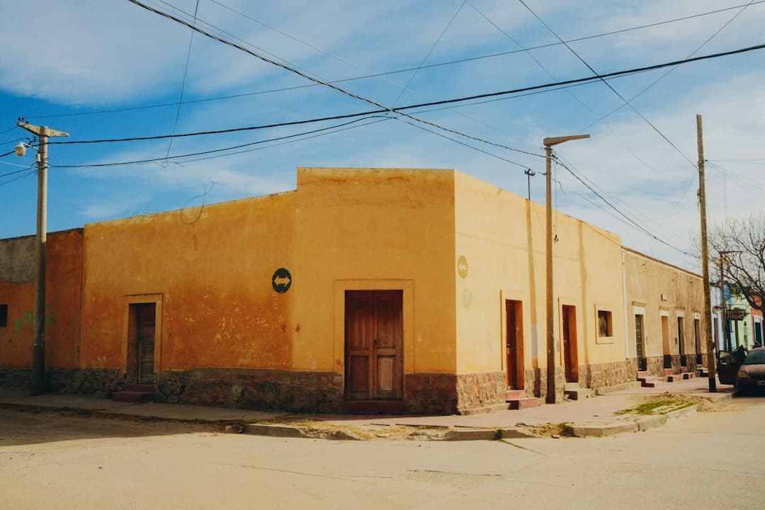 Edificio con una puerta y varias ventanas, en el chat de Laboulaye