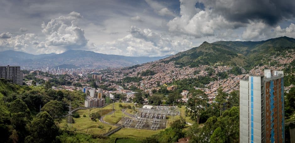 Montañas y ciudad en verano, en la sala de chat de Uribia