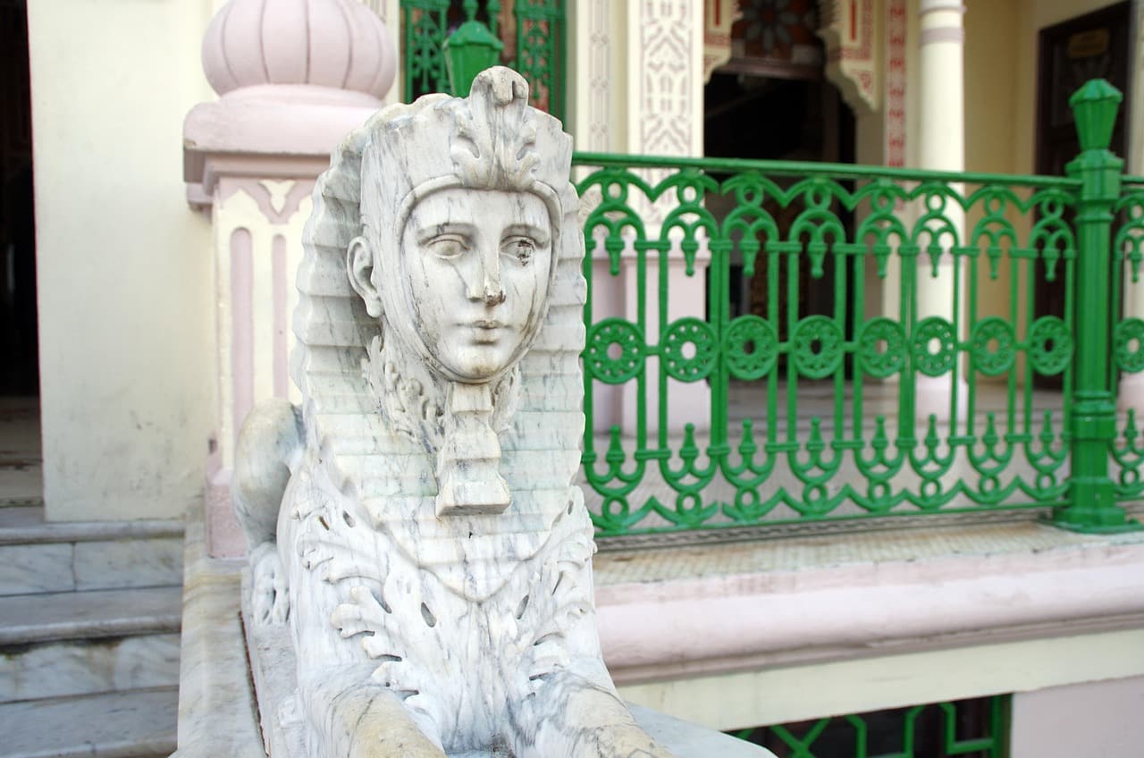 Escultura de una esfinge en Cienfuegos, en el chat de Santa Isabel de las Lajas