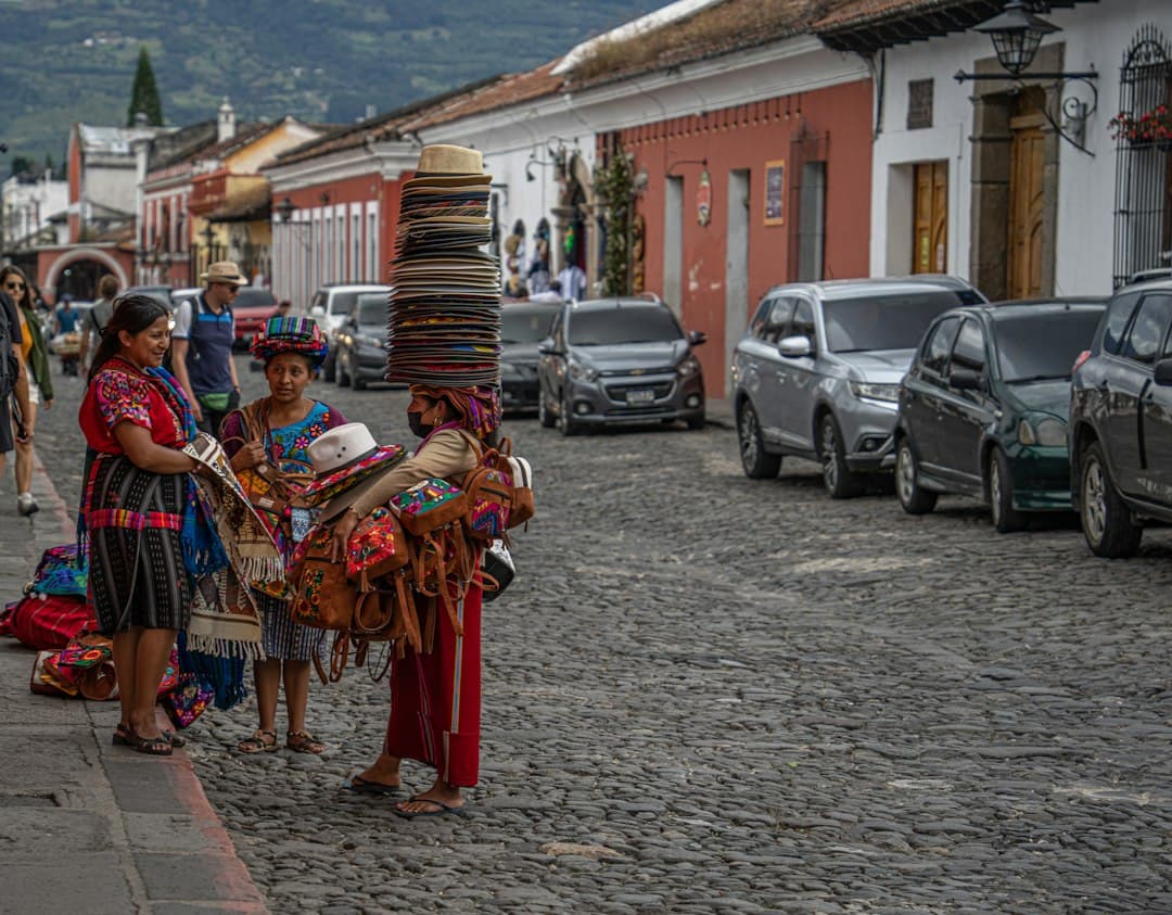 Grupo de personas con vestidos, en el chat de San Antonio La Paz